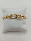 Bracelete dourado dois elos abertos.